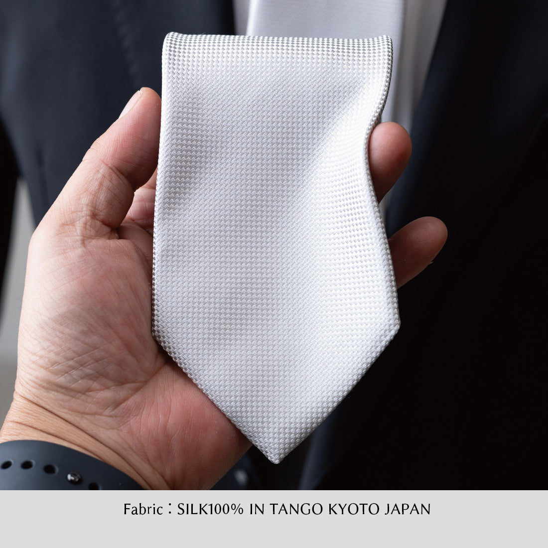 手持ちのシルク ネクタイ(バスケット織り風)シルバーグレー