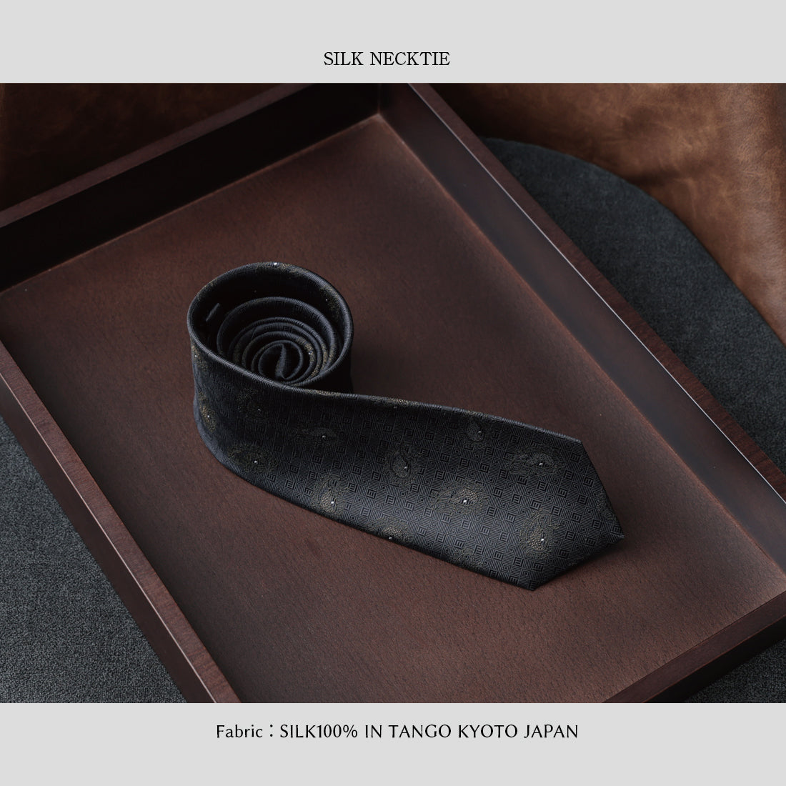 京都丹後産のグレー地にペイズリー柄のネクタイ 。