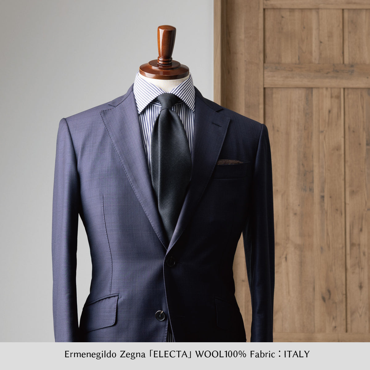 ウールスーツジャケット正面、ストライプシャツとブラックネクタイ(マネキン着用)