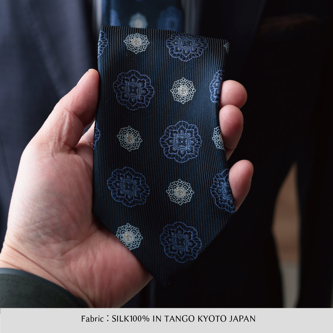 濃紺のシルクネクタイ、ペイズリー調の小紋模様