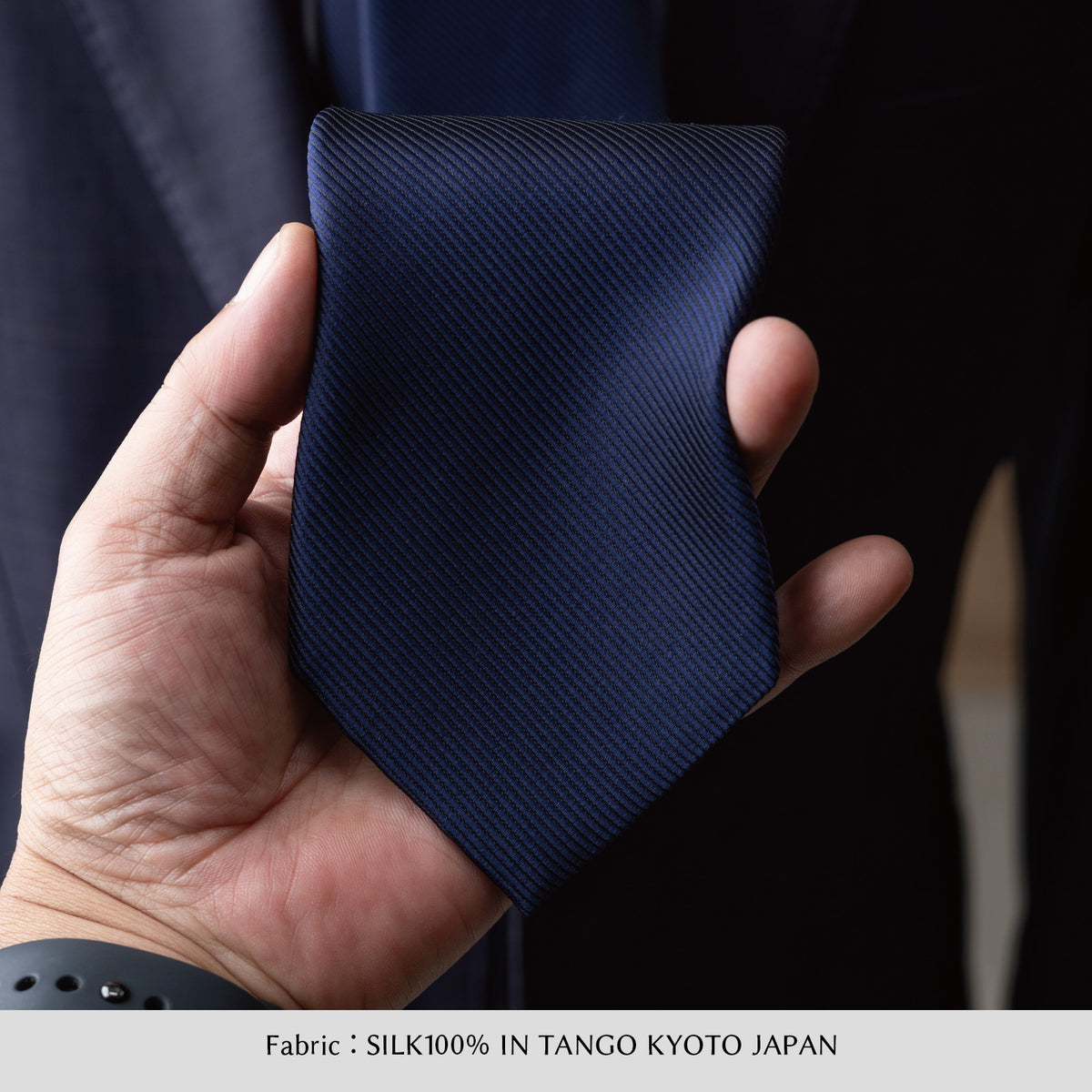 シルクのネクタイ（ダークネイビー）細かな織り目のテクスチャ