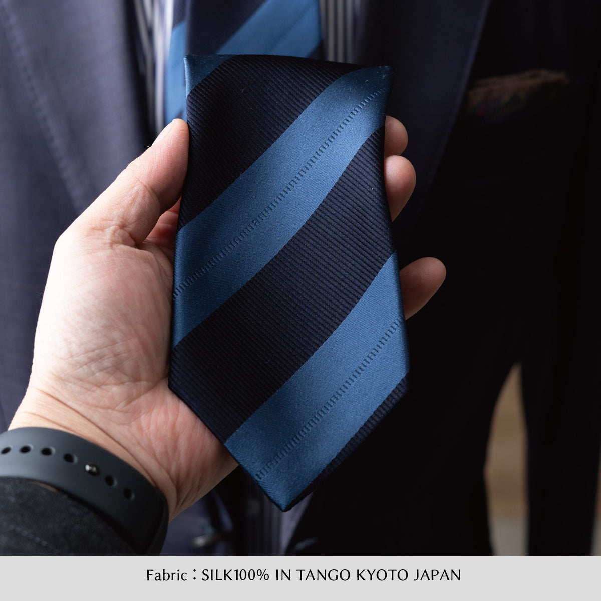 ネイビー×ブルーのシルクネクタイ拡大、斜めストライプ柄