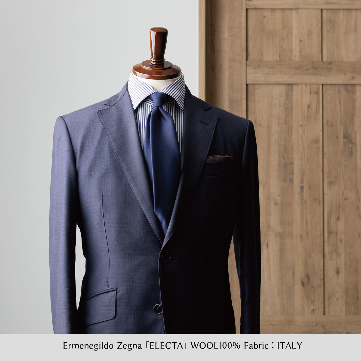 Zegna ELECTA ウールネクタイ付きスーツ、ネイビー色の前面ドレープ