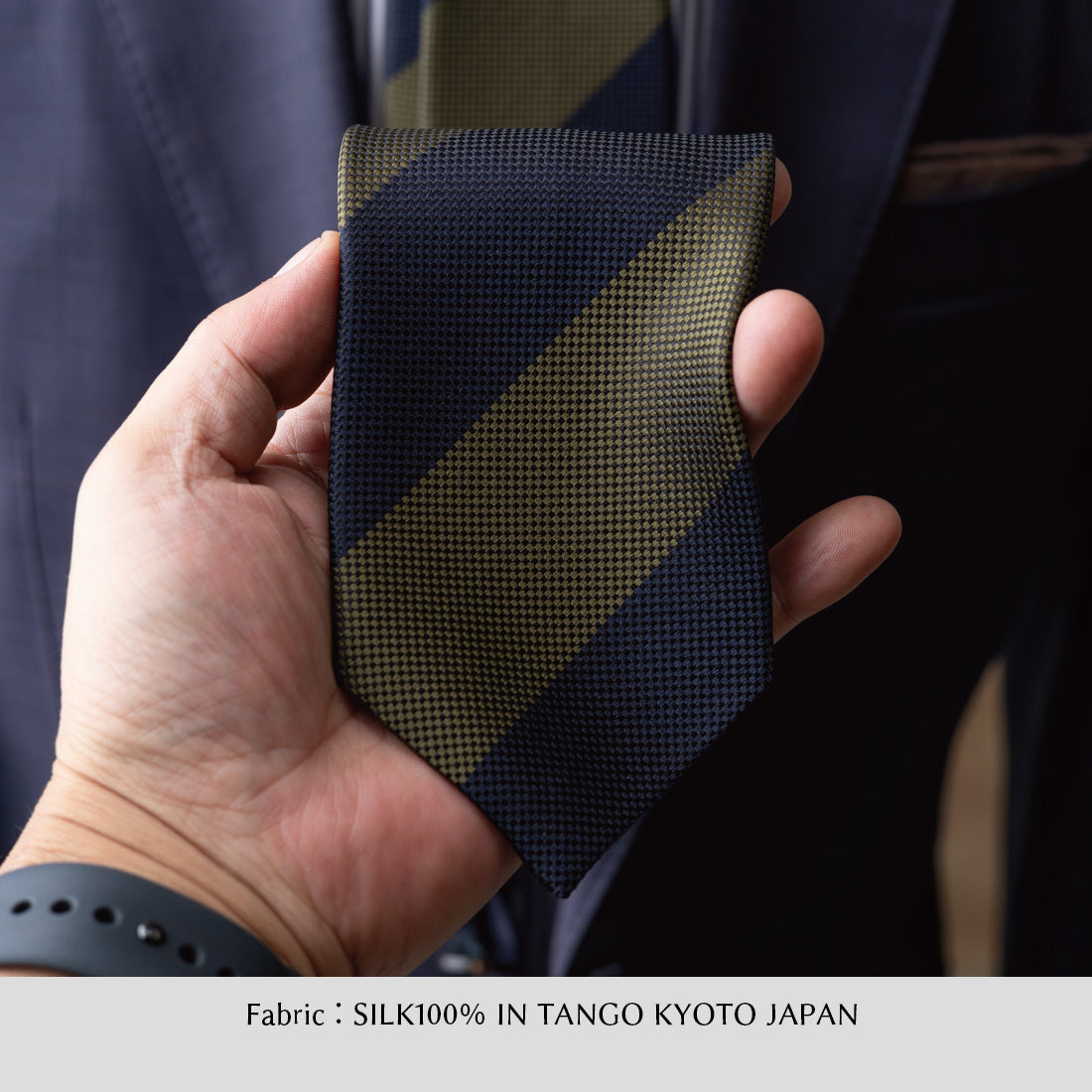 シルクネクタイ、ダークネイビー×オリーブのストライプ柄（バスケット2段）