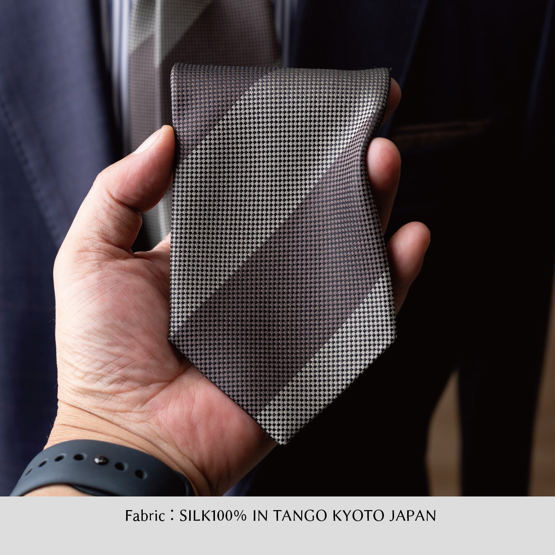 シルクネクタイ拡大、モカブラウン×グレージュのバスケットストライプ柄