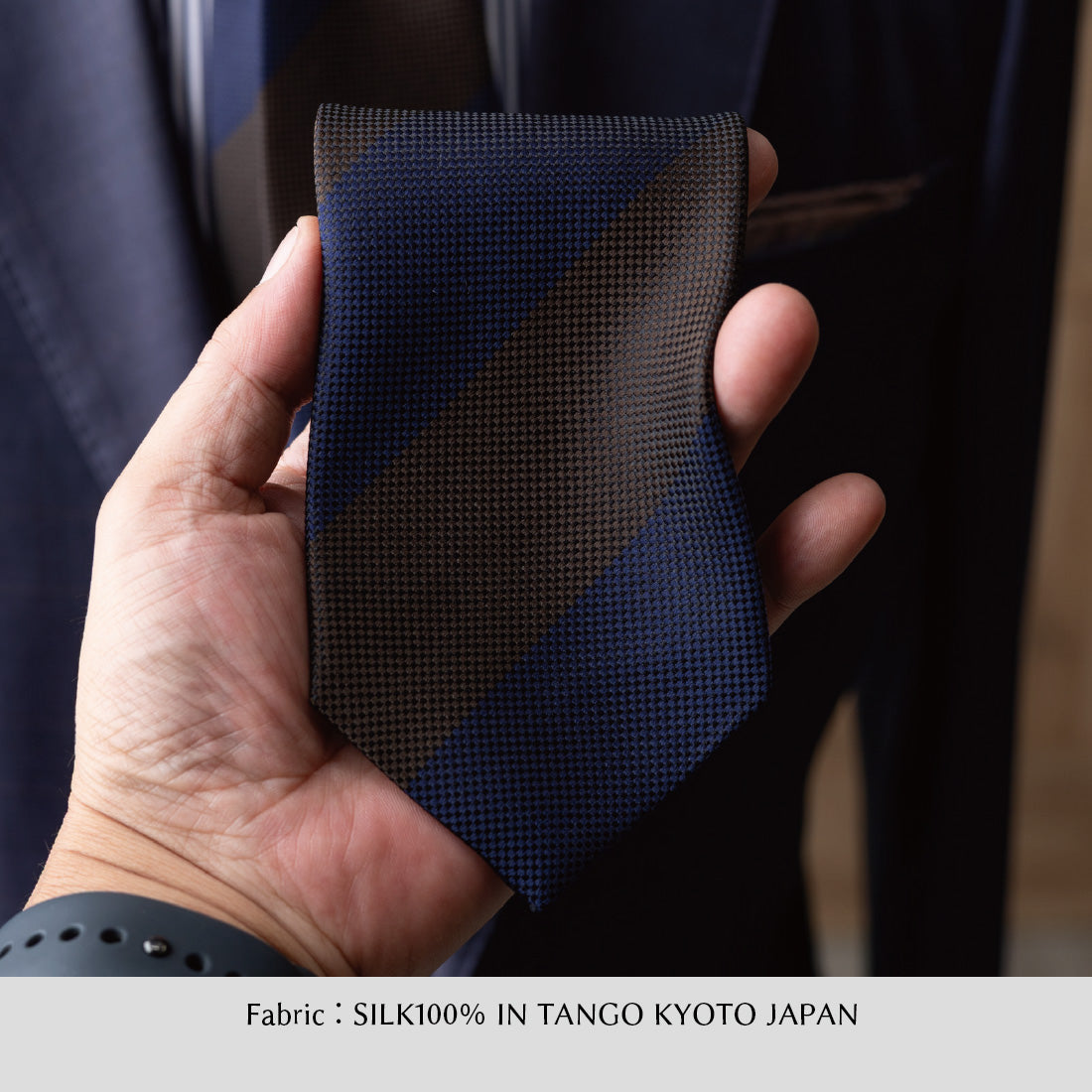 シルクネクタイ生地アップ、ダークネイビー×ブラウンのバスケット織柄